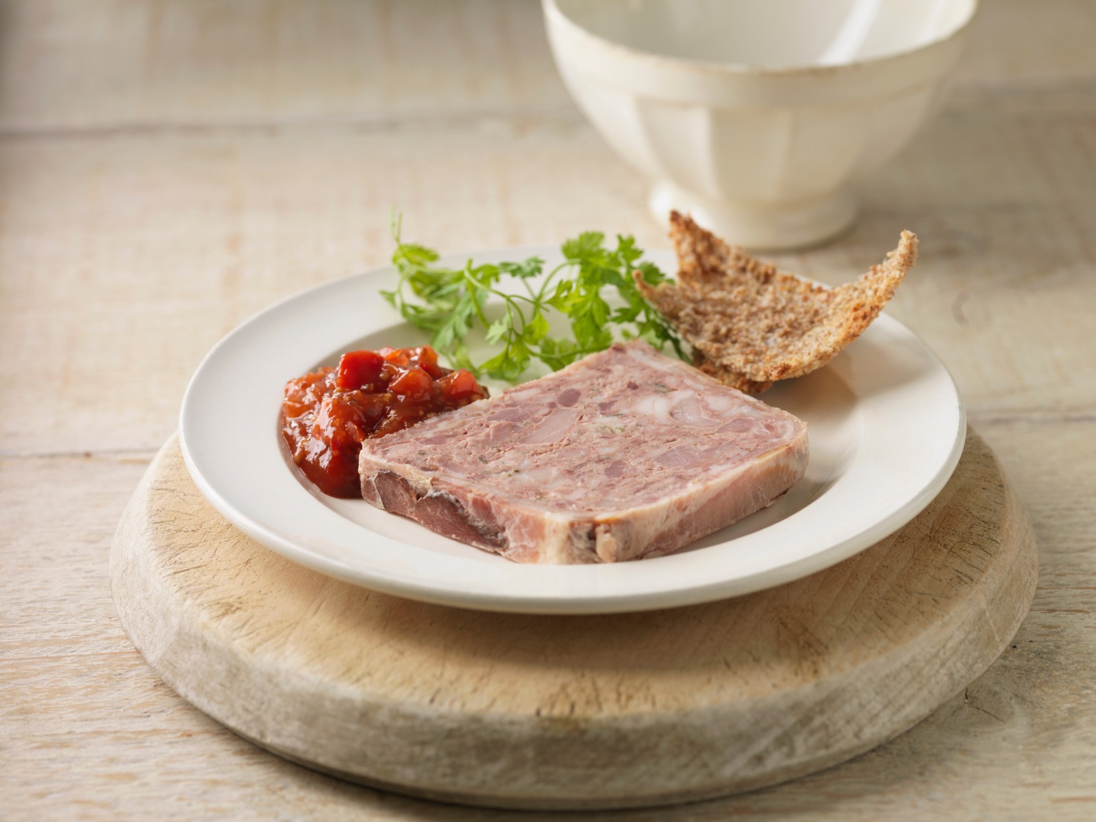 Terrina fácil de porco, tâmaras e pinhões