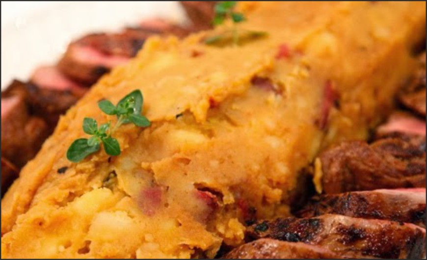 Lombinhos de porco bísaro em adobo com esmagado de batata e linguiça